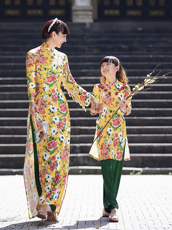 Ngọc Diễm và con gái giới thiệu sưu tập áo dài truyền thống hoạ tiết hoa lá rực rỡ mang tên Ngọc Viễn Đông.