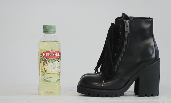 Dùng khăn thấm chút dầu olive rồi lau là cách tự nhiên để đôi boots trông sáng bóng.