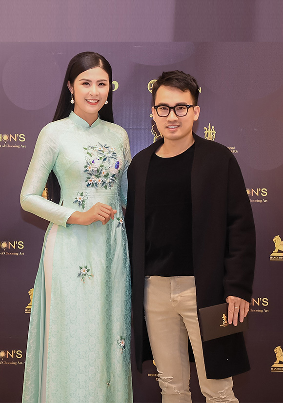 Hoa hậu Ngọc Hân hội ngộ bạn thân, nhà thiết kế Hà Duy tại sự kiện.