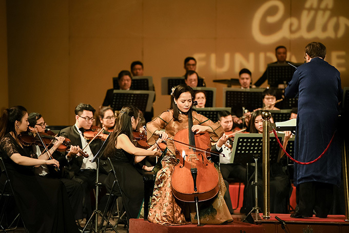 Trong buổi hòa nhạc dài 2 tiếng, Đinh Hoài Xuân cùng dàn nhạc giao hưởng Việt Nam thể hiện nhiều tác phẩm bất hủ như Suite No.1 - Preldue, Concerto for Cello and Orchestra...