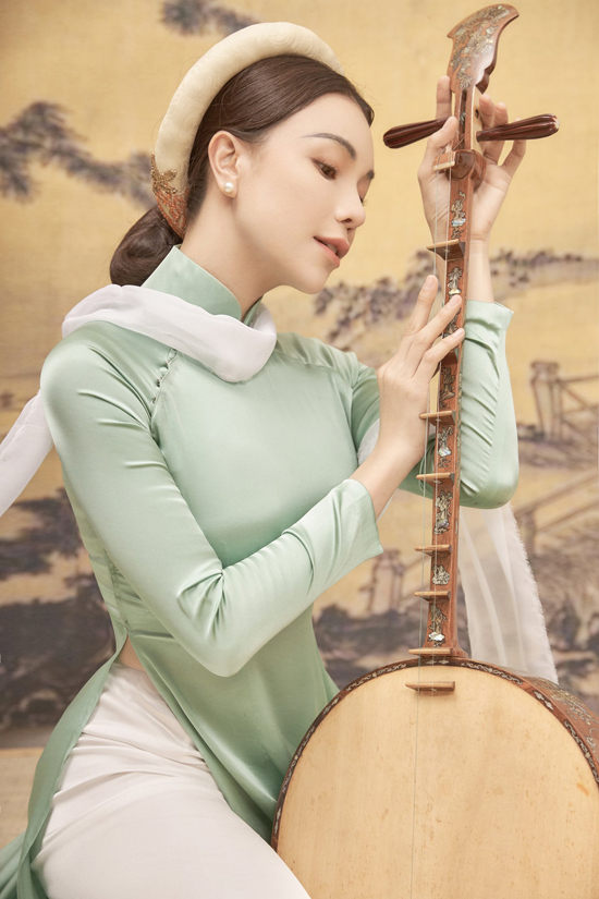 Cùng với những cánh hoa sắc màu trang nhã, êkíp còn sử dụng các loại nhạc cụ như đàn nguyệt và sáo để tăng sức hút cho bộ ảnh đẹp như tranh của Trà Ngọc Hằng.