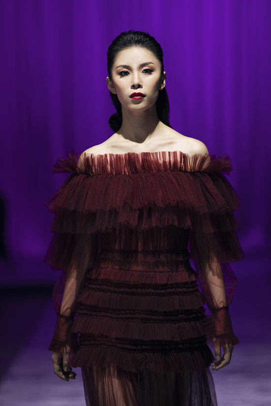 Riyo Mori khoe dáng mảnh mai trong thiết kế váy xếp tầng tinh tế, tông màu đỏ đậm tôn da và vẻ đẹp sang trọng.