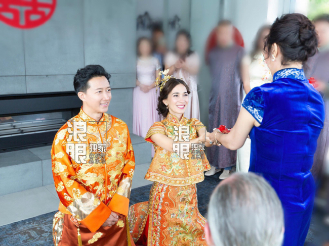 Cô dâu, chú rể rạng rỡ ngày vui. Trước đám cưới, Han Geung và bà xã tương lai đều rất kín tiếng về chuyện làm đám cưới. 