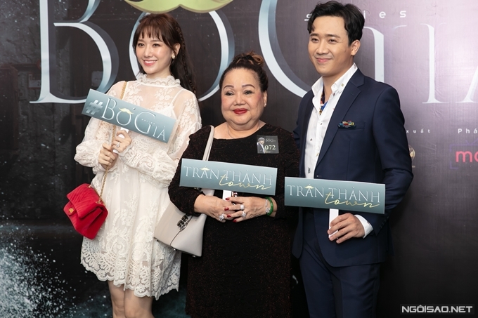 NSND Ngọc Giàu chụp ảnh cùng vợ chồng Trấn Thành - Hari Won. Má Giàu đóng vai người hàng xóm tốt bụng của gia đình nhân vật chính.
