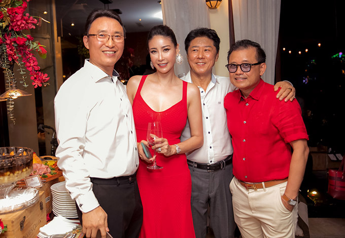 Hà Kiều Anh cùng ông xã đại gia (ngoài cùng bên trái) mở tiệc hoành tráng tiễn năm 2019, đón năm mới 2020.