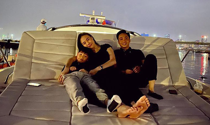 Vợ chồng Cường Đô La - Đàm Thu Trang đưa bé Subeo đi chơi du thuyền, đón năm mới trên sông Sài Gòn. Kỷ niệm năm 2020 bên nhau mãi mãi, Đàm Thu Trang viết trên trang cá nhân.
