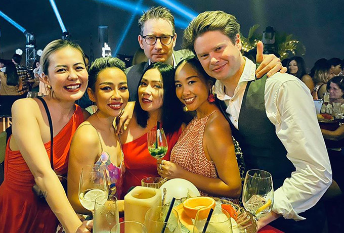 MC Bùi Việt Hà, ca sĩ Thảo Trang cùng vợ chồng Đoan Trang và những người bạn tụ họp đếm ngược đợi năm 2020.