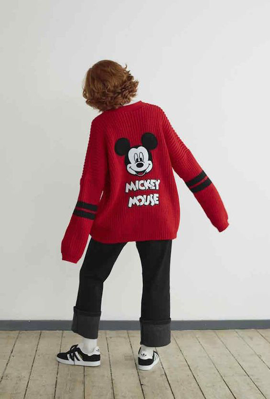 Ở những miền ôn đới, chuột Mickey được đưa vào các kiểu áo len, áo nỉ, áo dạ... để chị em dễ mix đồ chưng diện trong dịp đầu xuân.
