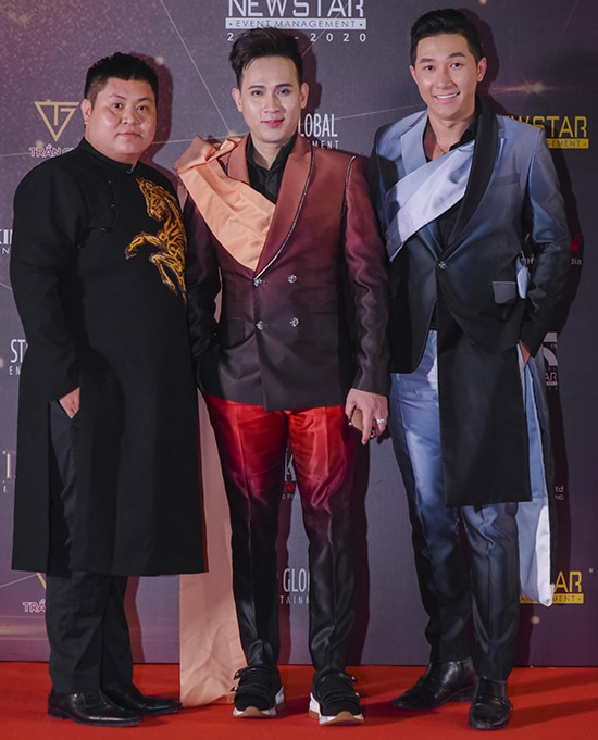 Từ trái qua: chuyên gia trang điểm Cường Trần và người mẫu Nam Phong (ngoài cùng bên phải) góp mặt trong số 100 nghệ sĩ dự sự kiện mừng năm mới.