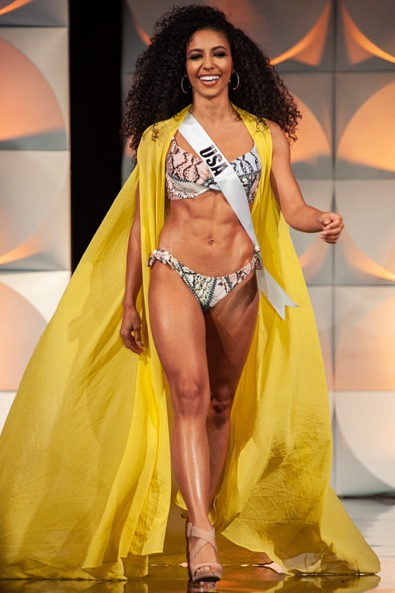 Tại Miss Universe 2019, cô vào top 10 chung cuộc. Người đẹp cũng gây ấn tượng với cơ bụng 6 múi ở phần thi bikini.