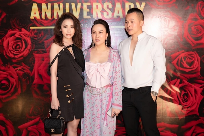 Cựu người mẫu Quỳnh Thư (trái) hiếm hoi đi event.