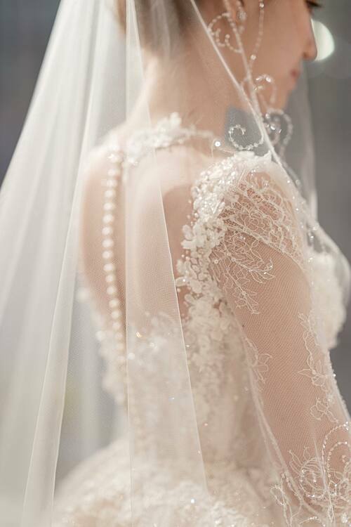 Cách kết hợp giữa ngọc trai cùng hạt đá Swarovski trên tổng thể chiếc váy được ví như một sự giao thoa giữa phong cách thiết kế phương Đông và phương Tây, phù hợp với gu thời trang của cô dâu.