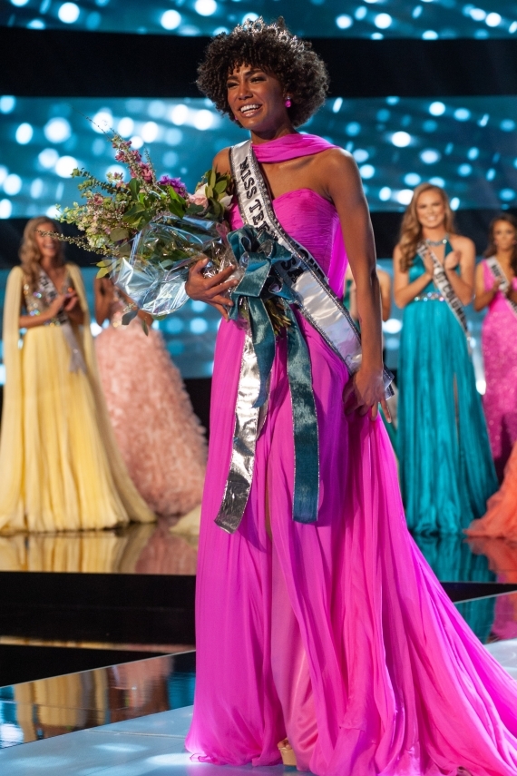 Kaliegh Garris năm nay 19 tuổi và đăng quang danh hiệu Miss Teen USA 2019. 