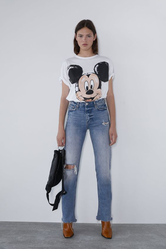 Cách đơn giản nhất để lên đồ đúng xu hướng thời trang 2020 là áo Mickey đi kèm quần jeans xanh cổ điển.