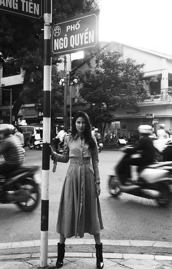 Qua ống kính của nhiếp ảnh gia Thiên Minh, Diễm My thể hiện thần thái lạnh lùng khi tạo dáng ở góc phố Tràng Tiền giao với Ngô Quyền.