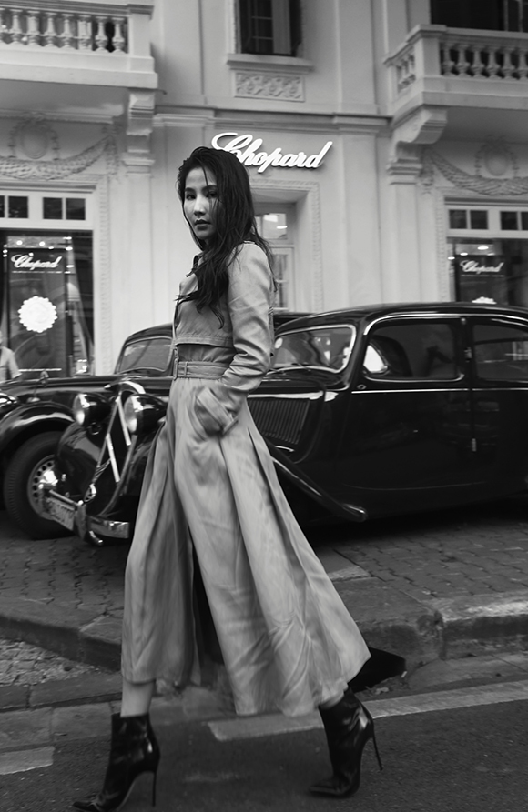 Nữ diễn viên kết hợp áo khoác dáng dài của nhà thiết kế Lê Thanh Hoà với phụ kiện từ nhà mốt Hermes.