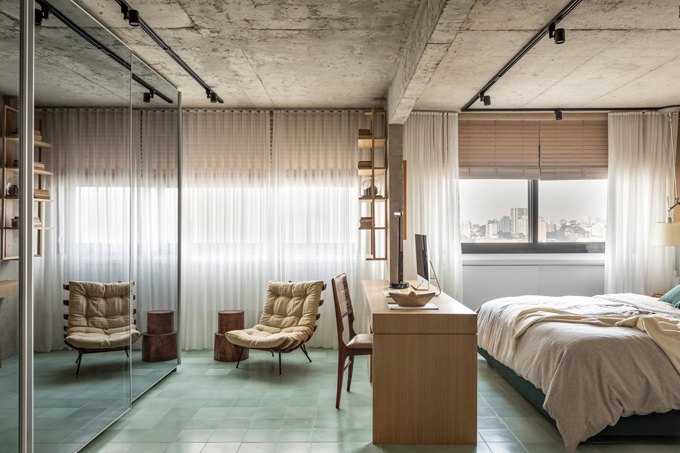GIường ngủ, ghế, tủ quần áo đối diện chiều rộng 5 m với bề mặt phản chiếu có sự kết hợp hài hòa, mang tính hiện đại cho không gian. 