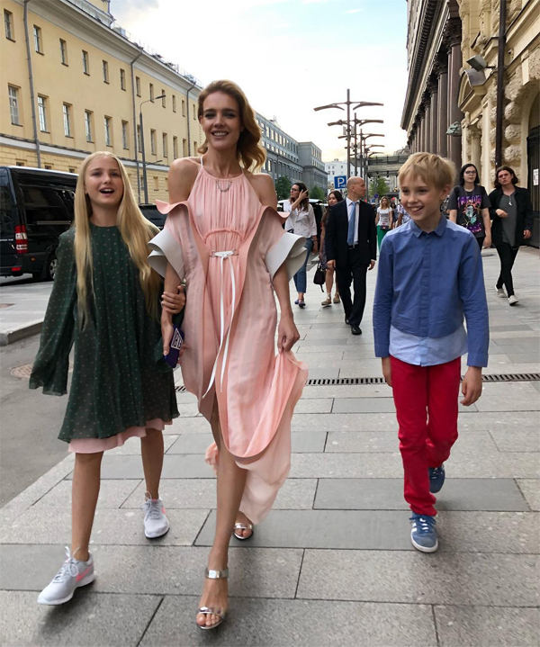 Những hình ảnh Natalia Vodianova bên các con và hôn phu
