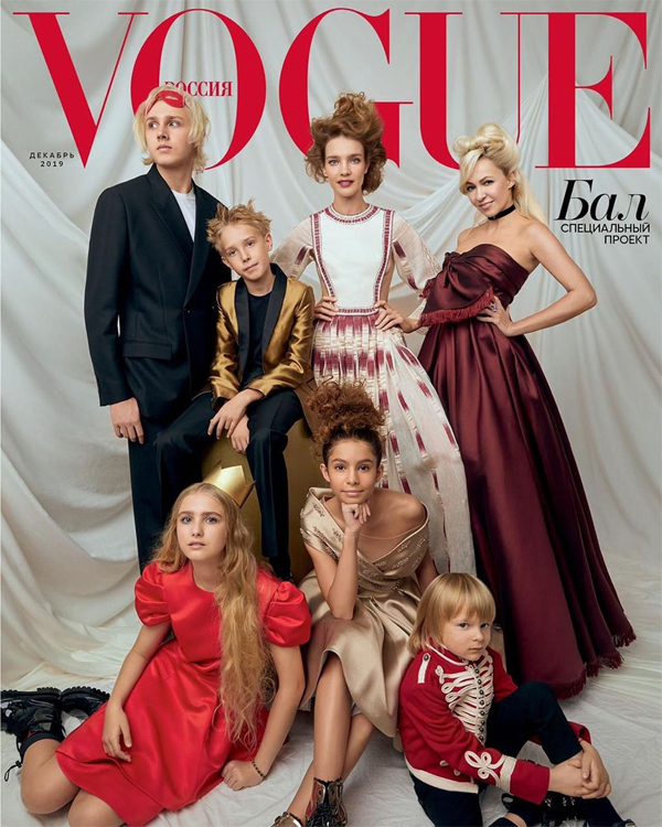 Siêu mẫu Natalia Vodianova (đứng giữa) gần đây chụp hình cho tạp chí Vogue của Nga tháng 12 cùng ba người con lớn (đứng bên trái). Con trai cả của cô, Lucas Portman, 18 tuổi, gây chú ý vì ngoại hình cao ráo, điển trai. Không ít người ngỡ ngàng vì Lucas lớn nhanh như vậy trong khi Natalia vẫn trẻ quên tuổi.