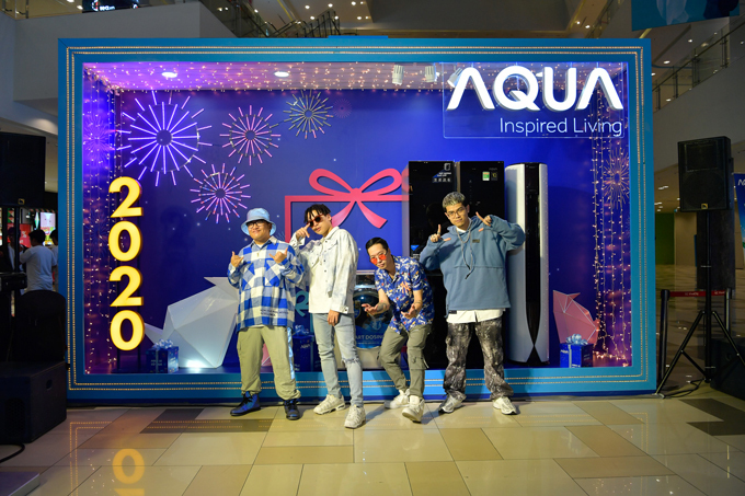 Ngày 4 - 5/1, Da LAB góp mặt tại sự kiện Vượt trội mùa lễ hội của thương hiệu AQUA. Các chàng trai diện trang phục trẻ trung, bụi bặm.