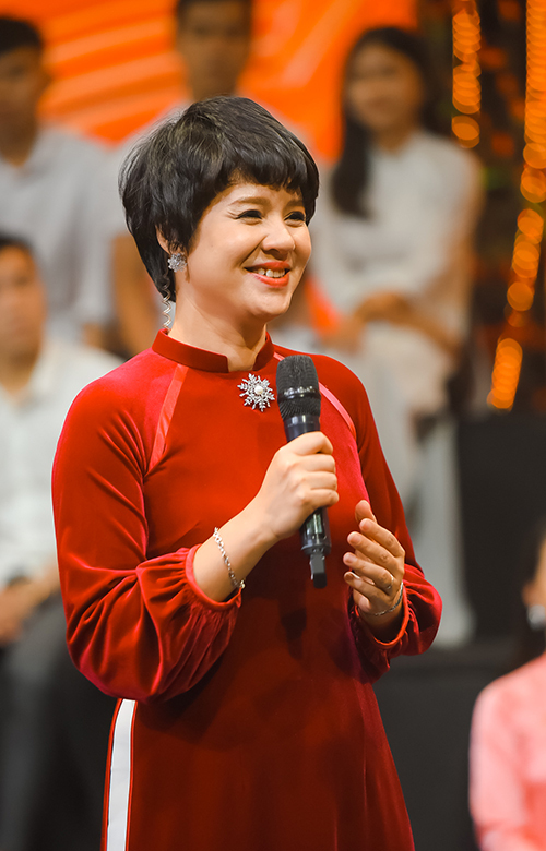 MC Diễm Quỳnh đảm nhận vai trò dẫn dắt chương trình. 