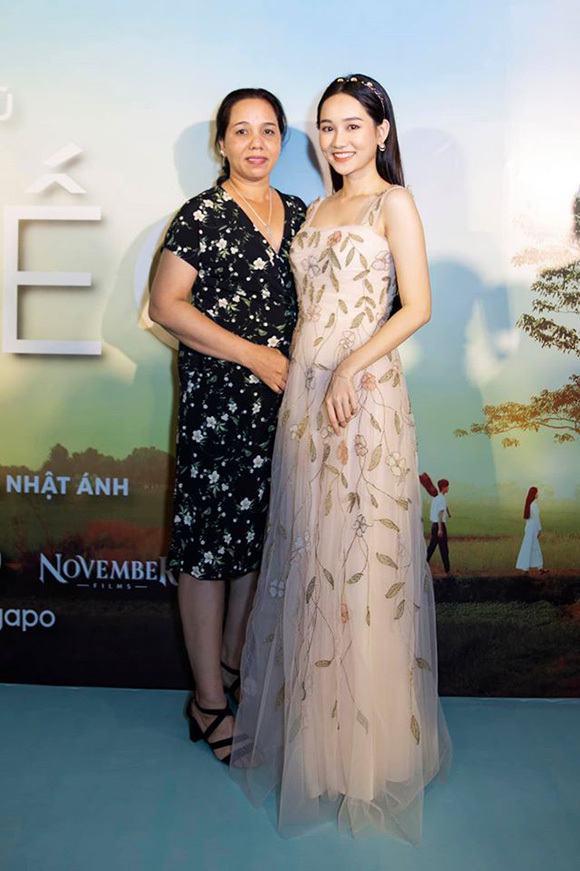 Trúc Anh và mẹ tại buổi ra mắt phim ở Sài Gòn.