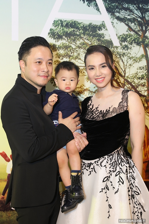 Gia đình Victor Vũ - Đinh Ngọc Diệp tại buổi ra mắt phim Mắt biếc ở TP HCM.