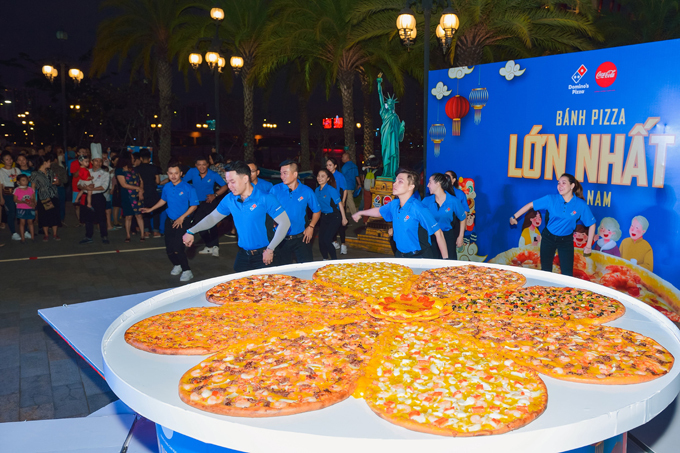 Ca khúc Domino’s Pizza Song do nhạc sĩ Dương Khắc Linh viết độc quyền cho Domino’s với giai điệu sôi động, trẻ trung kết hợp vũ đạo flashmob vui tươi tạo ấn tượng mạnh cho du khách tại sự kiện (nghe Domino’s Pizza Song tại đây.
