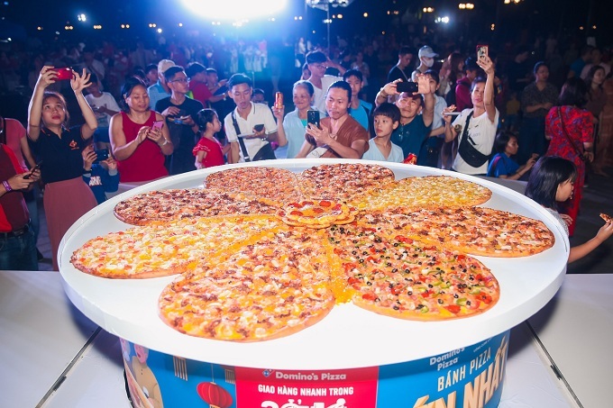 Đông đảo người dân thành phố và du khách quốc tế đến thưởng lãm, chụp ảnh cùng chiếc pizza độc đáo này.
