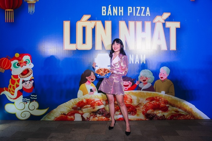 Khánh Vân cho biết cô có niềm đam mê mãnh liệt với bánh pizza. Một đến hai tuần, diễn viên trẻ lại cùng bạn bè đến thưởng thức pizza tại Domino’s.