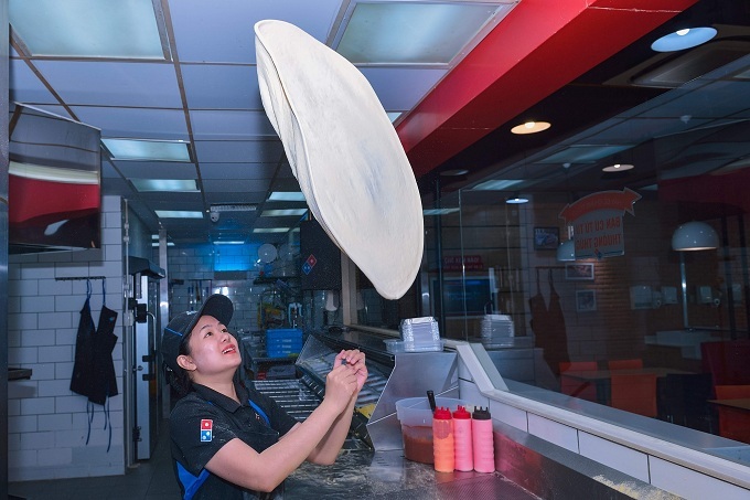 Màn tán bột điêu luyện để làm đế bánh cho từng cánh hoa của nghệ nhân Huỳnh My (Top 10 Fastest Pizza Maker châu Á, Top 1 Việt Nam)