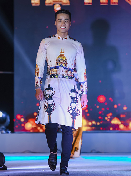 Nam vương Cao Xuân Tài tham gia trình diễn bộ sưu tập áo dài mới.