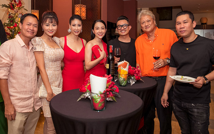 Chồng ca sĩ Lệ Quyên (ngoài cùng bên phải) cũng có mặt trong tiệc tổng kết năm 2019 do Hoa hậu Việt Nam 1992 tổ chức.