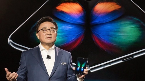DJ Koh, Giám đốc điều hành Samsung giới thiệu Galaxy Fold tại Galaxy Unpaked vào tháng 2/2019. Ảnh: GSM Arena.