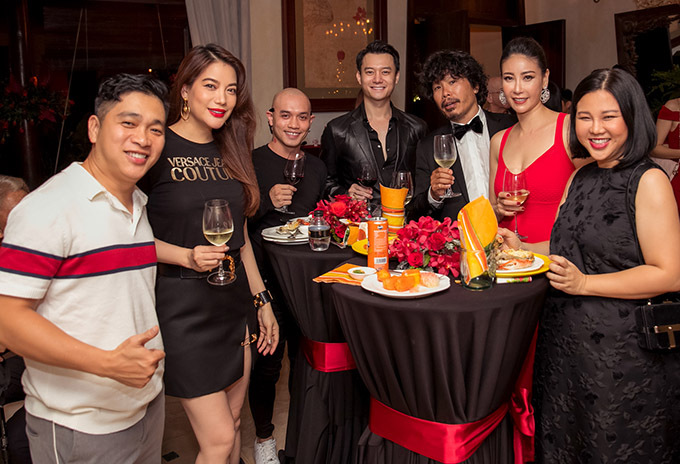 Đạo diễn Nguyễn Ngọc Thuỵ (ngoài cùng bên trái), diễn viên Anh Dũng (thứ tư từ phải qua) cùng mọi người nâng ly uống với chủ nhân buổi tiệc. Hà Kiều Anh tiết lộ năm 2020 cô sẽ đầu tư mở một spa lớn tại TP HCM.