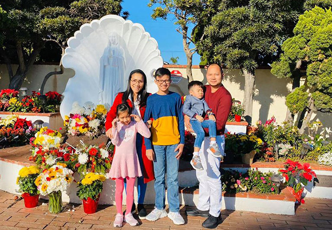 Ca sĩ Hồng Ngọc đi lễ nhà thờ cùng ông xã và ba con ở Mỹ để cảm tạ Đức Mẹ luôn đồng hành, che chở cho gia đình cô trong suốt năm 2019.