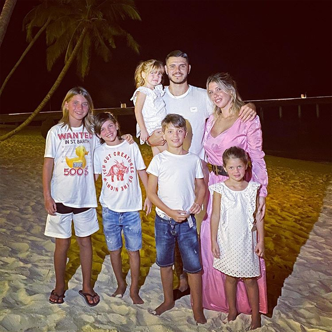 Vợ chồng Mauro Icardi đón năm mới ở Maldives bên con chung, con riêng của Wanda Nara.