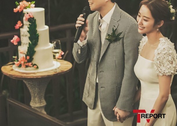 Bộ ảnh ghi lại những khoảnh khắc đôi uyên ương tay đay tay và trao lời hứa sẽ yêu thương trọn đời. Chồng của Jeon Hye Bin là bác sĩ tại một bệnh viện lớn, anh hơn cô 2 tuổi. Cặp đôi đã hẹn hò được 2 năm trước khi về một nhà. 