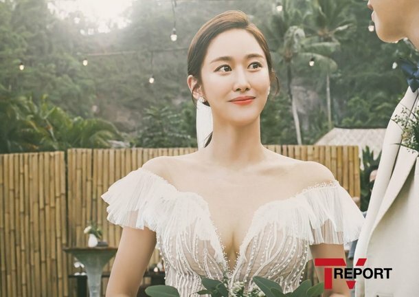 Trong ngày vui, Jeon Ji Hyun mặc váy xẻ ngực, khoe vòng một gợi cảm. 
