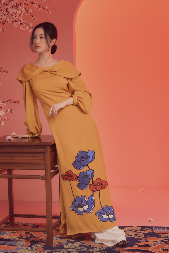 Bên cạnh loạt áo dài dáng suông rộng rãi, ở mùa xuân năm nay Adrian Anh Tuấn còn giới thiệu các kiểu áo cổ điển.