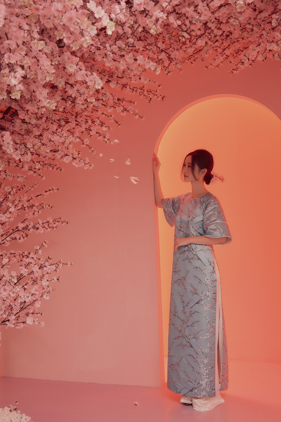 Cùng với trang phục dạ tiệc, đầm dạo phố mùa xuân, nhà thiết kế Adrian Anh Tuấn còn trình làng các mẫu áo dài cách tân để chị em sử dụng vào dịp lễ hội đầu năm. 