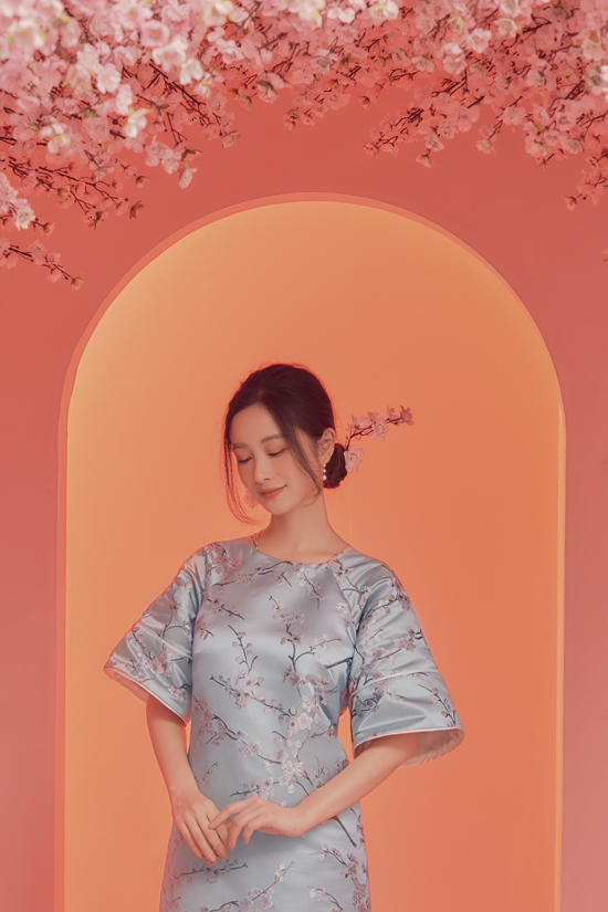 Jun Vũ với tạo hình nàng xuân, giúp nhà mốt Việt chuyển tải một cách rõ nét ý tưởng và vẻ đẹp của các mẫu áo dài cách tân cho xuân 2020.