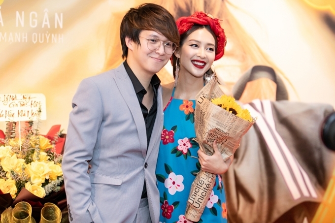 Khả Ngân tươi cười bên đạo diễn Vũ Ngọc Phượng - tác giả kịch bản MV Cô gái Việt Nam, cũng là người thực hiện phim 100 ngày bên em do cô đóng chính.
