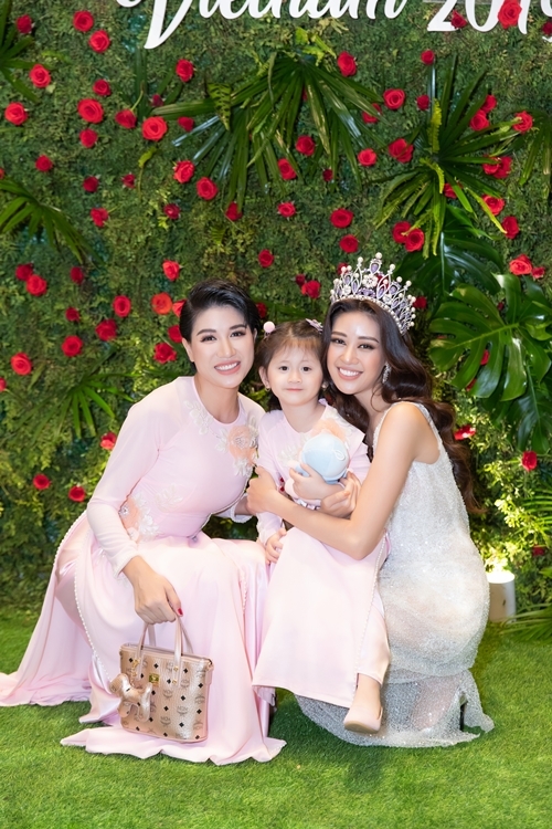 Cựu người mẫu Trang Trần đưa con gái, bé Kiến, tới mừng Khánh Vân. Hai mẹ con cô diện áo dài đồng điệu, tươi tắn trước ống kính máy ảnh.