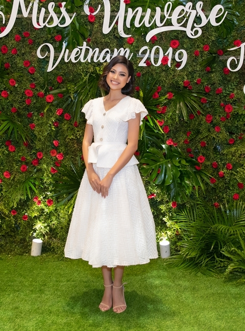 Đào Thị Hà diện cây trắng nền nã tới chia vui cùng Hoa hậu Khánh Vân.