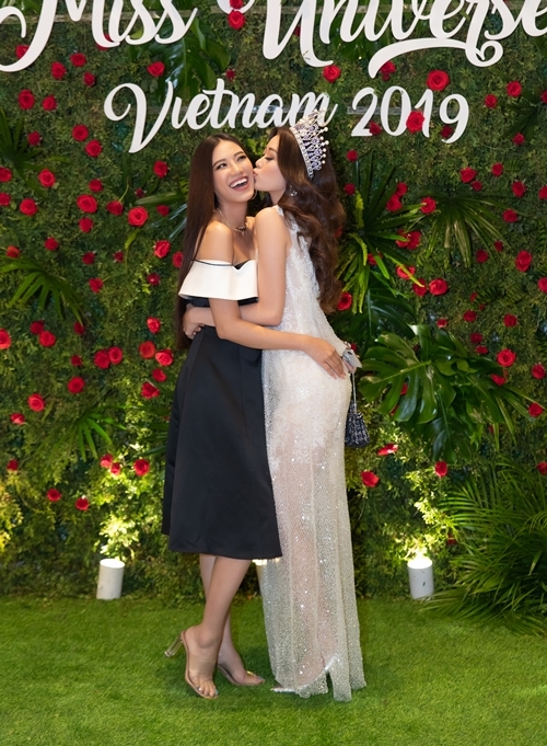 Á hậu Kim Duyên cười rạng rỡ khi được tân hoa hậu hôn má. Cô chia sẻ rất mừng cho Khánh Vân và tin rằng Vân rất xứng đáng với ngôi vị cao nhất Miss Universe Vietnam 2019.