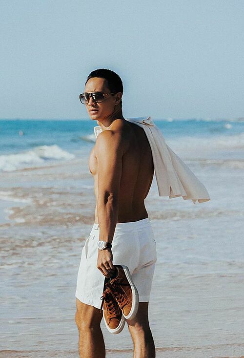 Kim Lý đăng tải khoảnh khắc đi dạo sáng sớm trên bãi biển Phan Thiết (Bình Thuận). Bạn trai Hồ Ngọc Hà khiến nhiều người xuýt xoa với vẻ ngoài nam tính cùng body săn chắc.