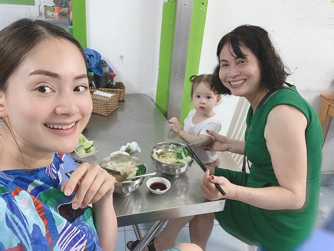 Lan Phương đưa con gái và mẹ ruột đi ăn ở Vũng Tàu.