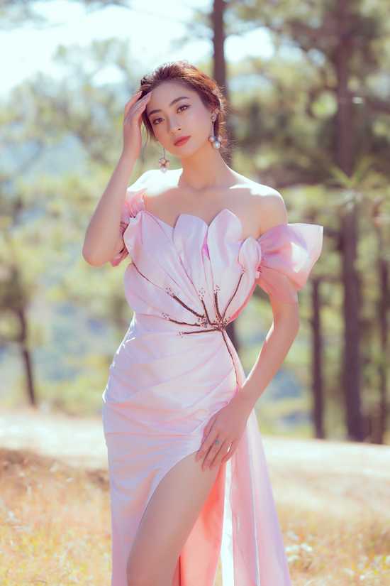 Bộ ảnh được thực hiện với sự hỗ trợ của nhiếp ảnh Tân Lê, stylist Trương Hoài Trương, trang phục Trần Thiện Khánh, trang điểm Khánh Shyna.