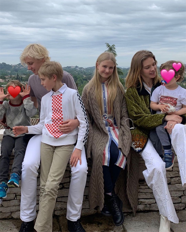 Người đẹp hiếm hoi đăng ảnh cùng cả 5 người con nhân dịp Mothers Day 2019. Cô rất tự hào về các con và vai trò làm mẹ.